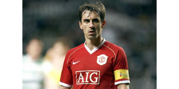 Neville og Carragher bærer hverandres hjemmelaget drakter